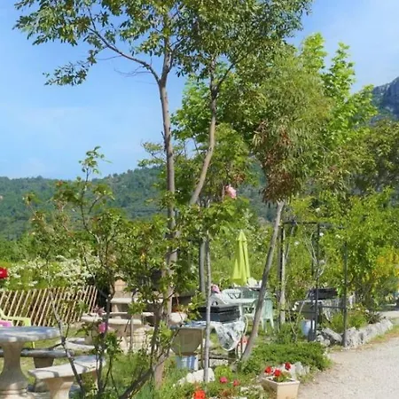 Le Vieux Colombier Camping *